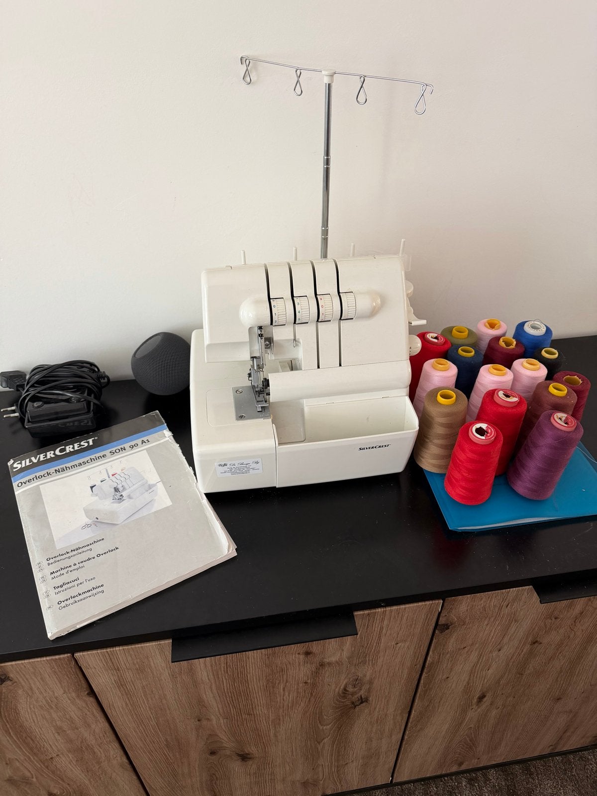 SilverCrest Overlockmachine met garenklossen Serger Sewing, Ophalen, Zo goed als nieuw, Lockmachine, Overige merken