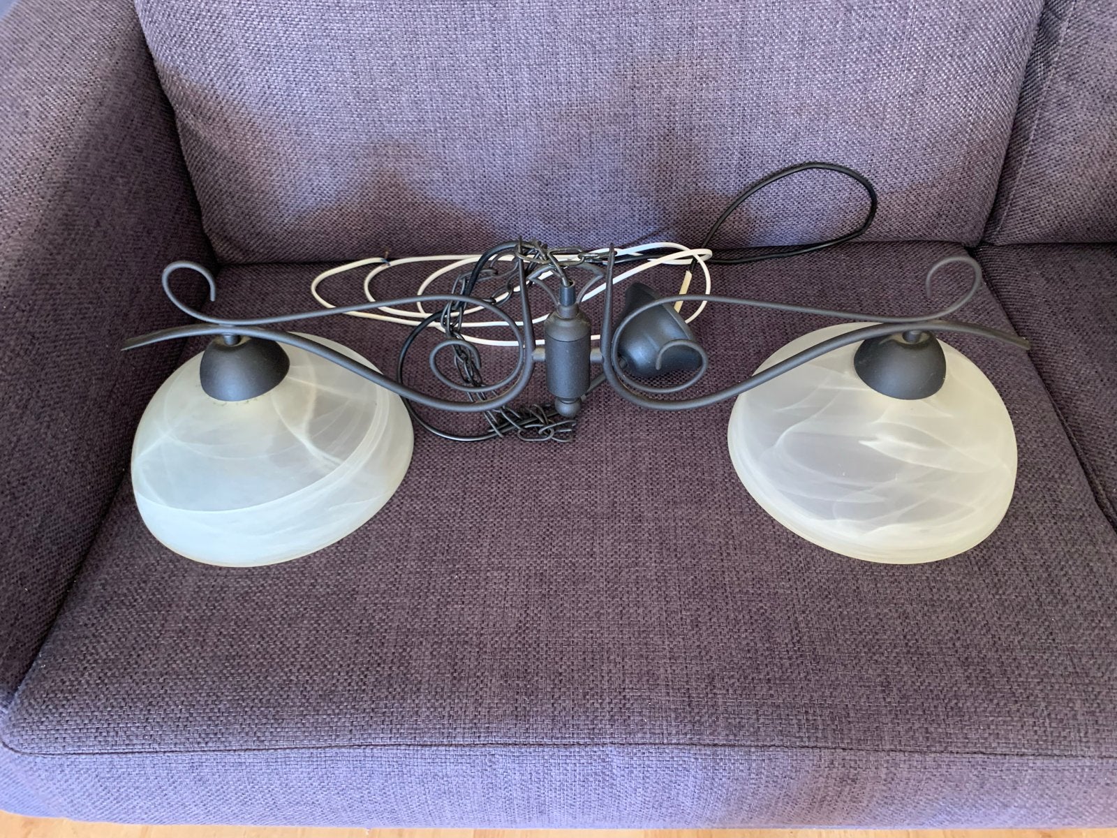 Elegante plafondlamp met twee glazen kappen. Bieden va.15,00, Ophalen, Gebruikt, Metaal
