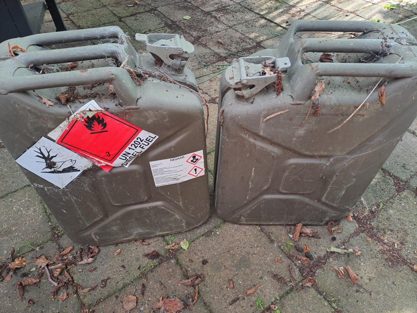 Oude benzine kannen 2 stuks, Ophalen