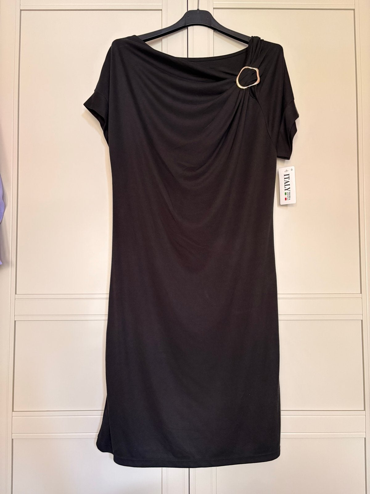 Nieuwe Dames Zwarte Jurk One Size met Gouden Detail, Kleding | Dames, Jurken, Ophalen of Verzenden, Nieuw, Maat 38/40 (M), Zwart