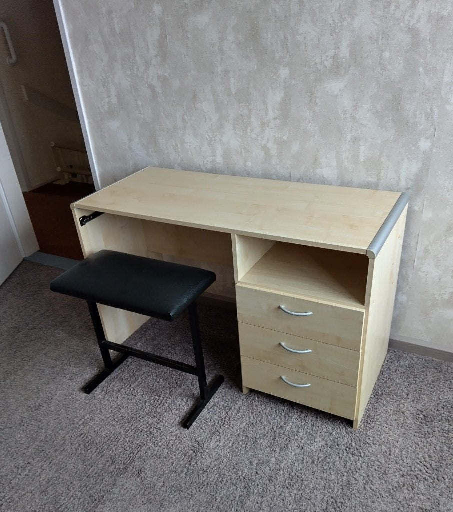 Bureau/computerbureau met 3 laden en opbergvak - Gratis, Ophalen, Gebruikt, Spaanplaat of MDF, Beige