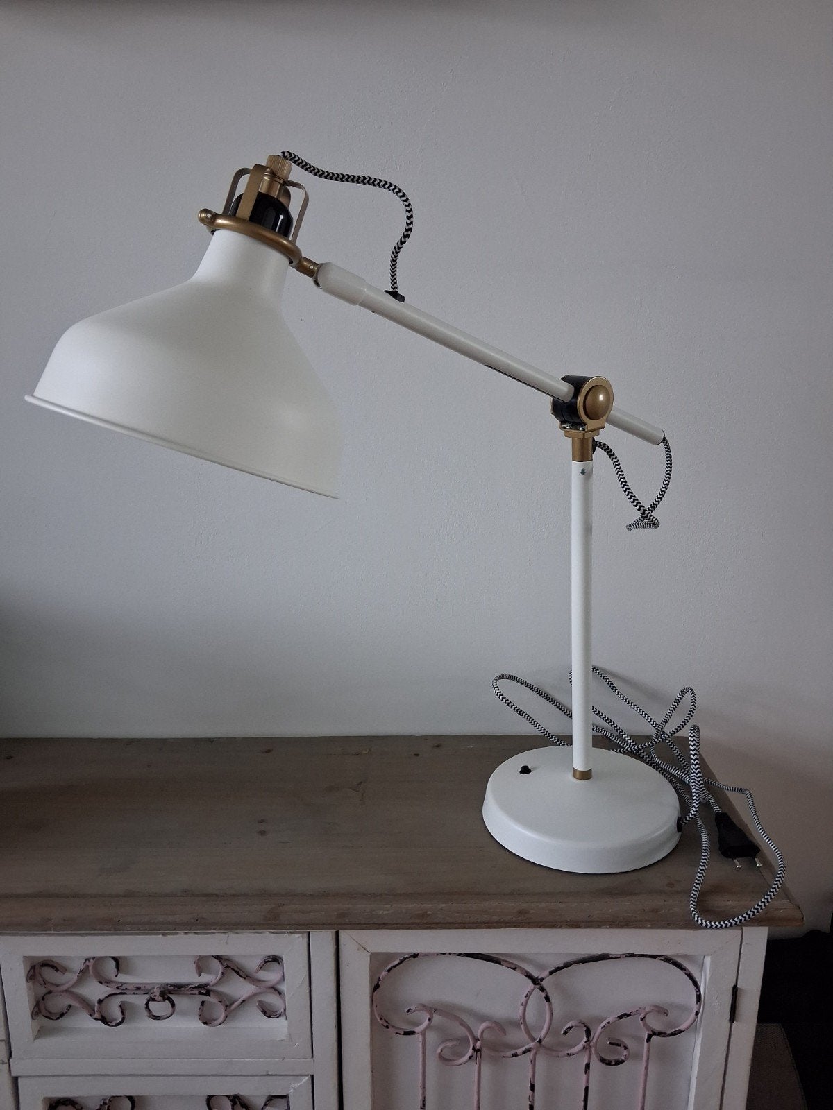 IKEA Ranarp bureaulamp - Verstelbaar wit met messing details, Ophalen, Bureaulamp, Verstelbaar, Wit