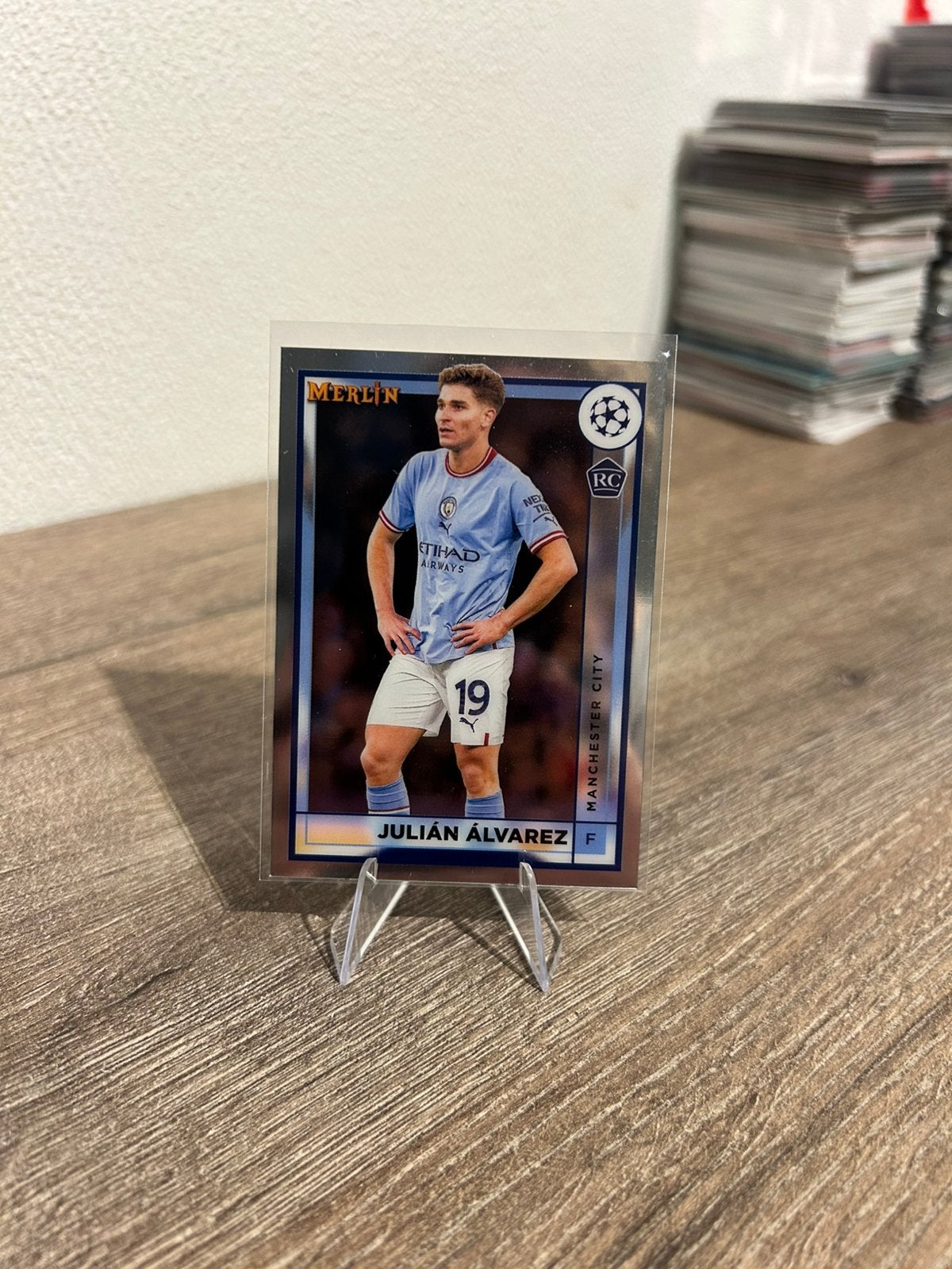 Julian Alvarez 2022-23 Topps Merlin UCC Chrome RC Rookie #94, Ophalen of Verzenden, Zo goed als nieuw, Buitenlandse clubs, Poster, Plaatje of Sticker
