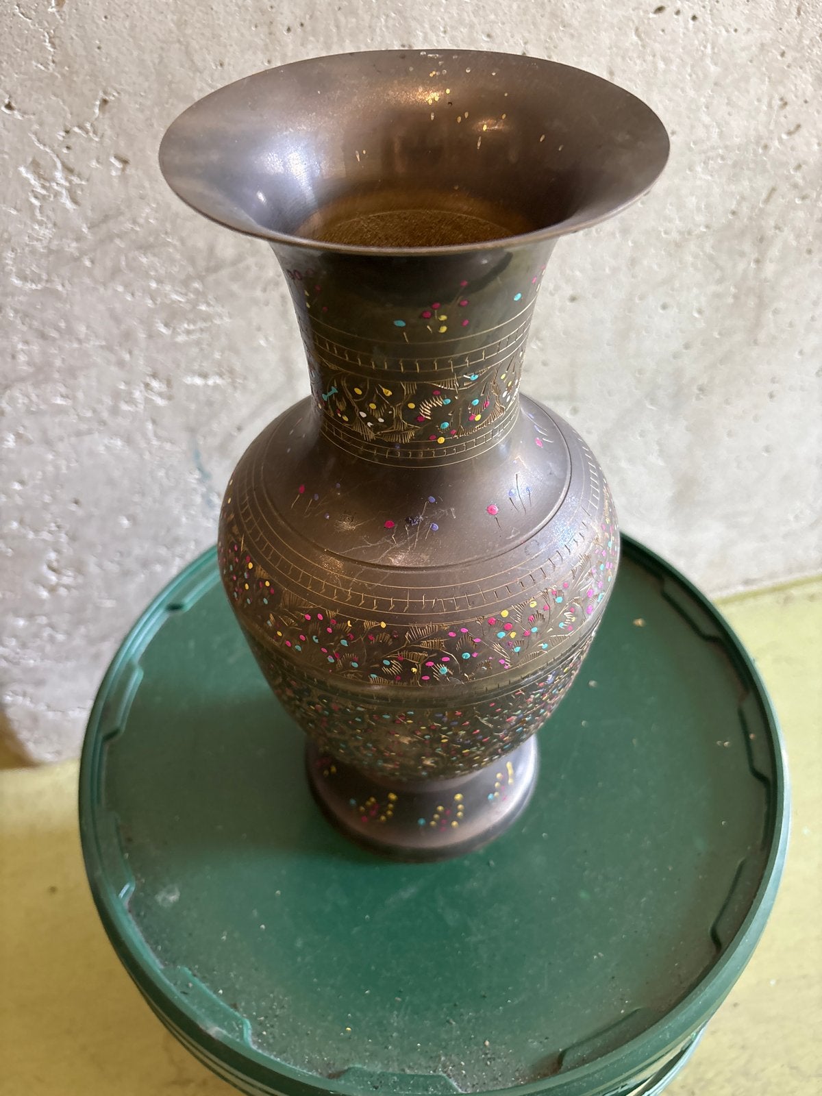 Vintage messing vaas met kleurrijke emaille decoratie, Antiek en Kunst, Ophalen of Verzenden