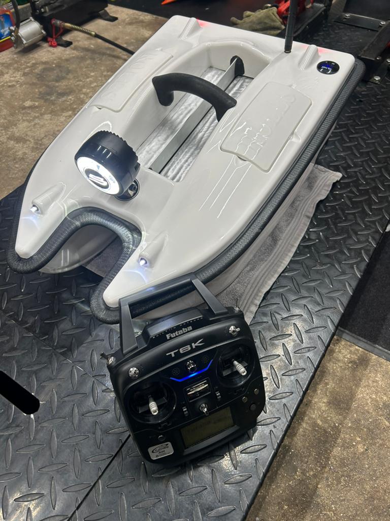 Voerboot Rolls RB600+dragonfly 5+injector, Watersport en Boten, Hengelsport | Karpervissen, Ophalen, Gebruikt, Complete set
