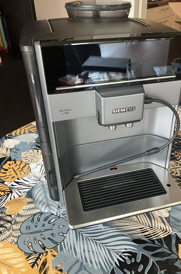 Defecte Siemens EQ.6 plus s100 volautomatische koffiemachine, Witgoed en Apparatuur, Ophalen, Gebruikt, Koffiemachine, Koffiebonen