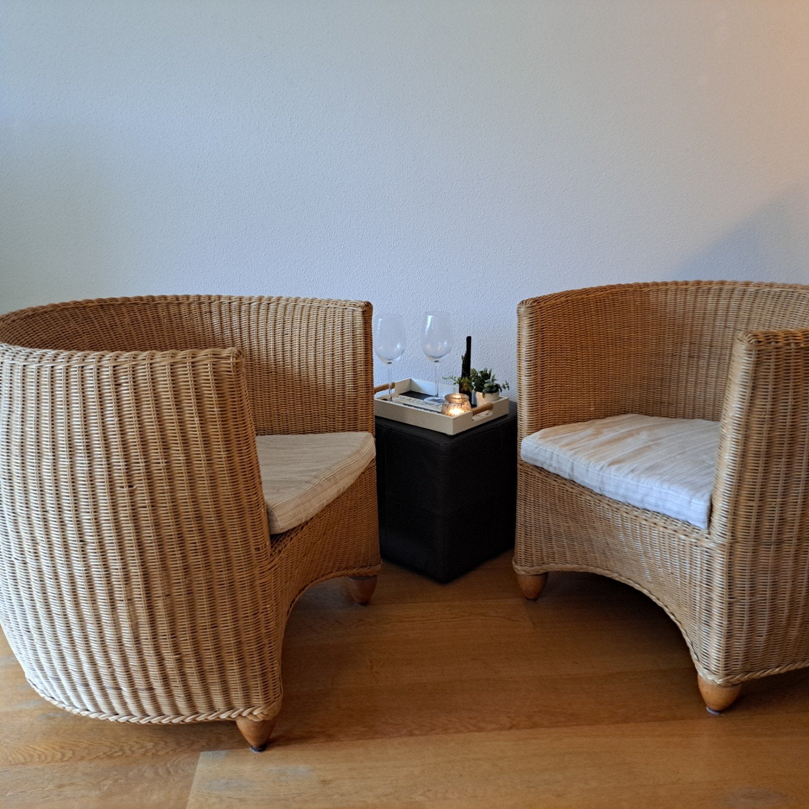 Twee rieten fauteuils met kussens, Twee, Bruin, Zo goed als nieuw, Riet of Rotan