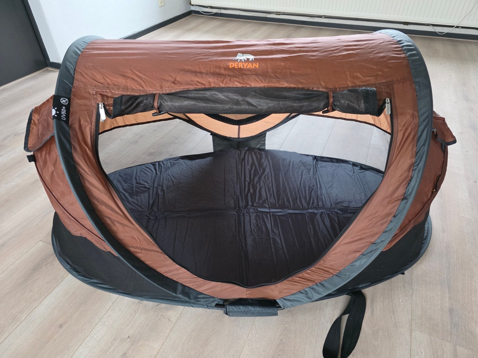 Deryan Peuter Luxe Reisbedje Camel + zelfopblaasbaar matras, Ophalen, Zo goed als nieuw, Reisbedje