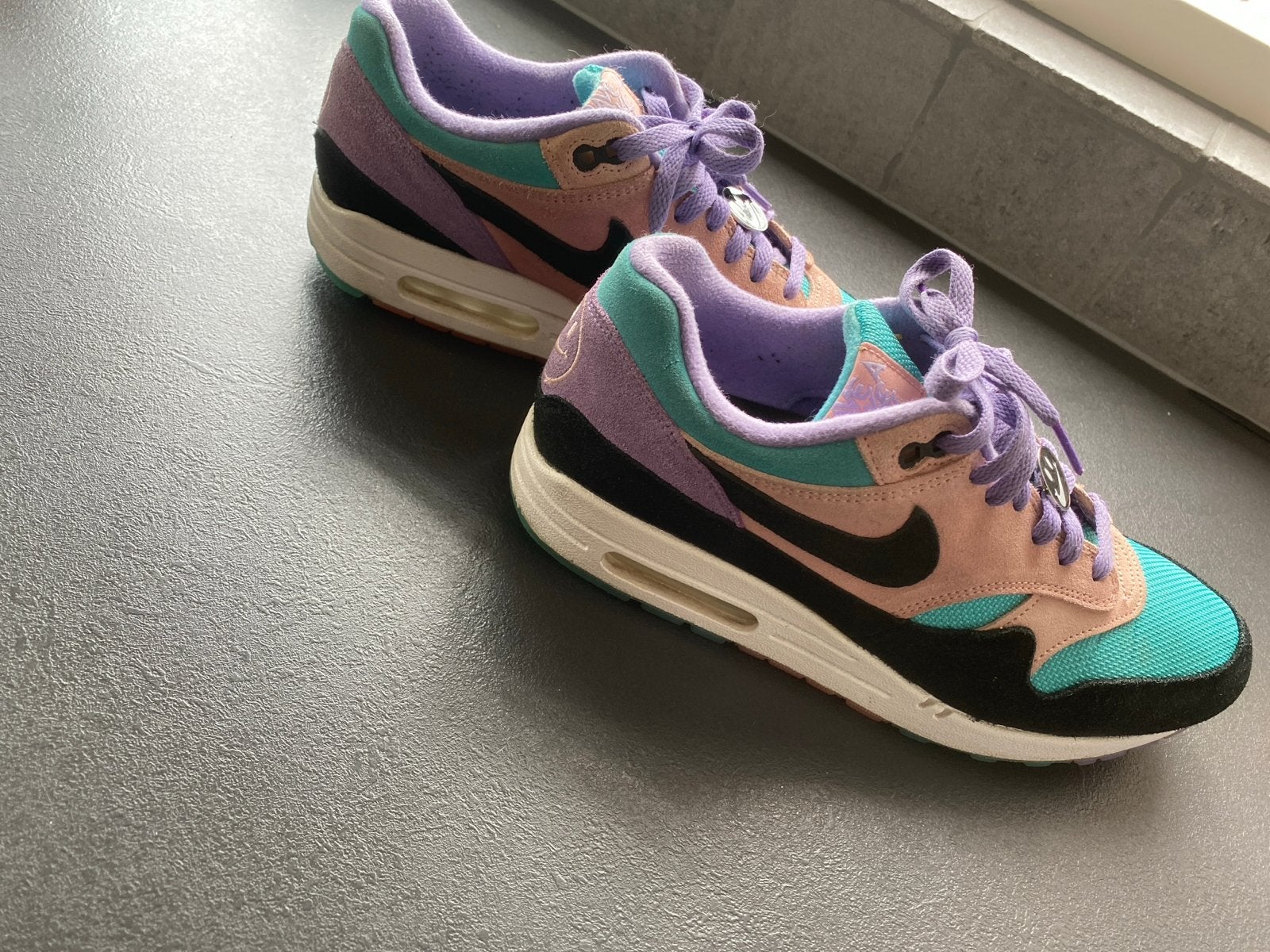 Nike Air Max 1 Have a Nice Day - Maat 42.5, Kleding | Dames, Ophalen of Verzenden, Zo goed als nieuw, Overige kleuren, Sneakers of Gympen