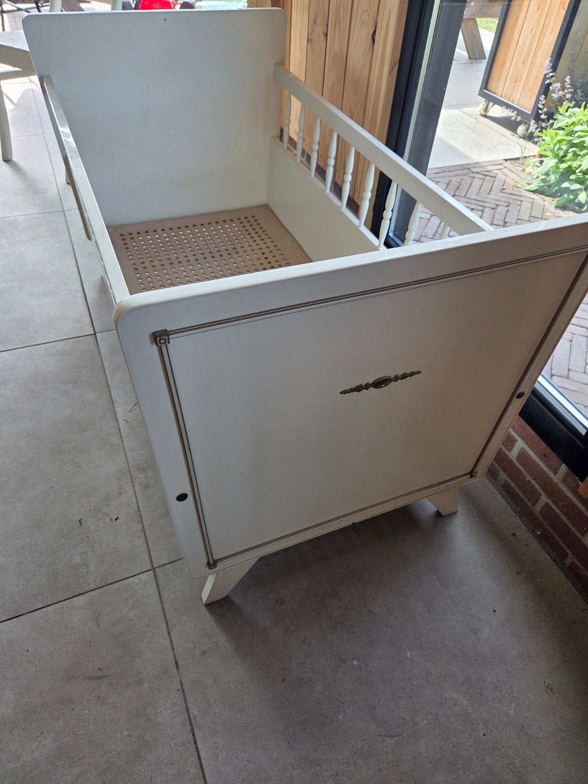 Vintage babybedje / ledikant - klassiek design, Kinderen en Baby's, Babywiegjes en Ledikanten, Ophalen of Verzenden, Gebruikt