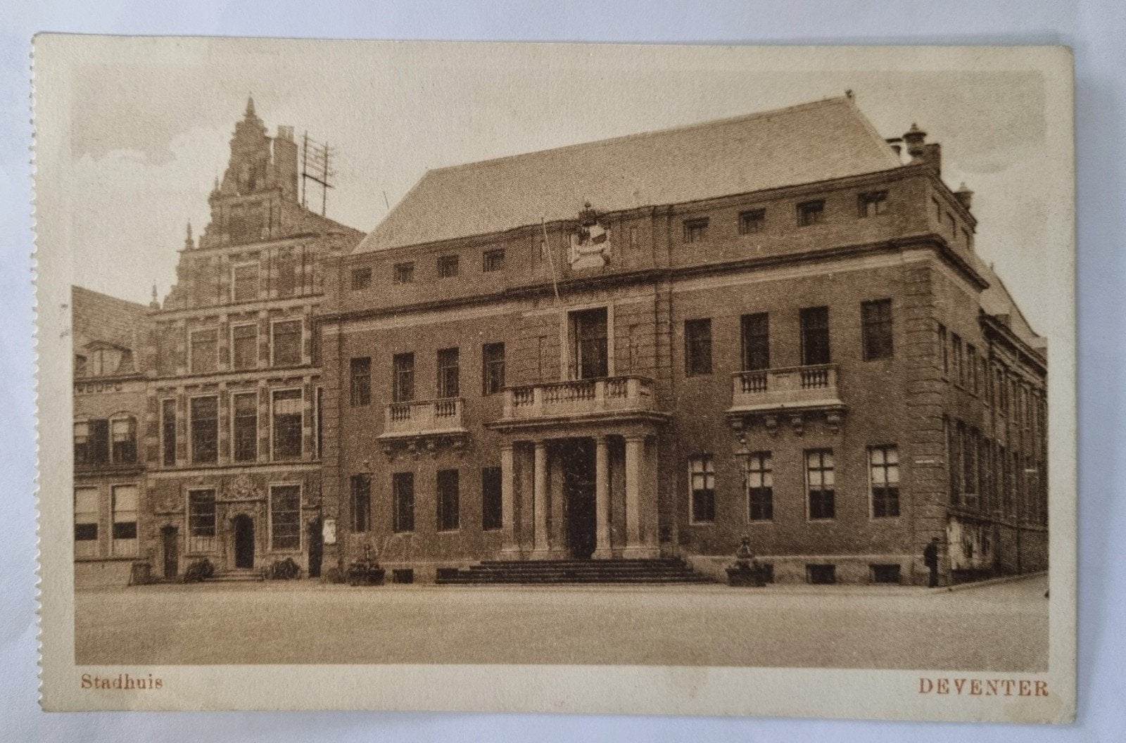 Ansichtkaart Deventer Stadhuis - Gelopen 1927, Verzamelen, Ansichtkaarten | Nederland, Ophalen of Verzenden, 1920 tot 1940, Gelopen