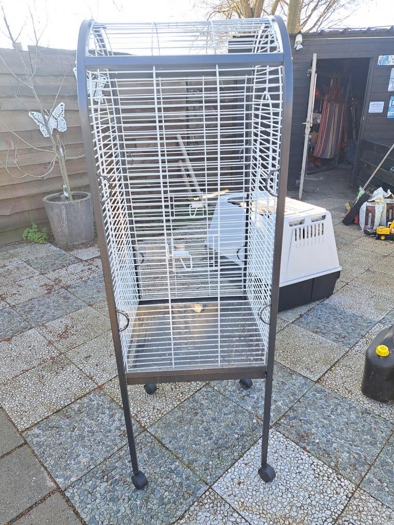 Verrijdbare vogelkooi 1 jaar oud nog zeer goed, Ophalen, Zo goed als nieuw, Metaal, Vogelkooi
