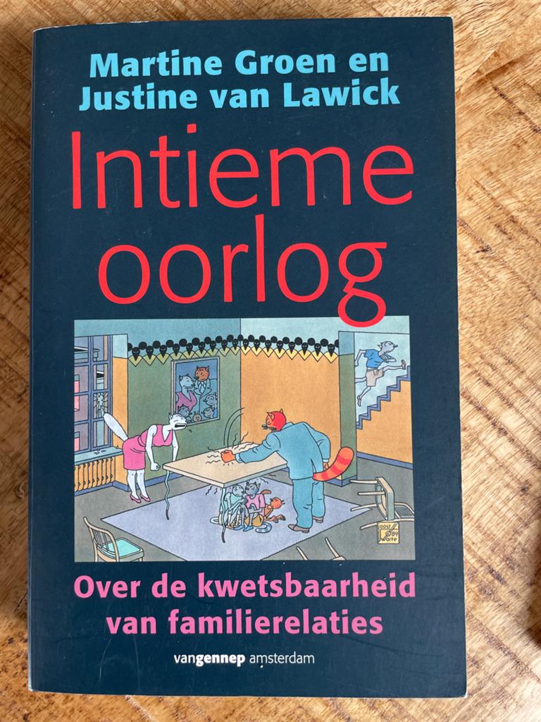 Intieme oorlog: Over de kwetsbaarheid van familierelaties, Boeken, Ophalen of Verzenden, Zo goed als nieuw