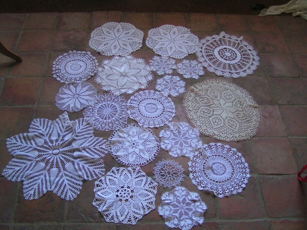 partij 20 kanten kleedjes oa frivolité nr BB 1120 ger lia, Antiek en Kunst, Verzenden