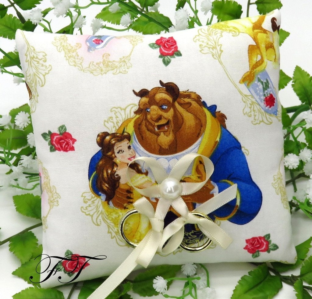 Luxe Disney Belle en Beest trouwring kussen met crème lint., Ophalen of Verzenden, Nieuw, Versiering, Geboorte of Huwelijk