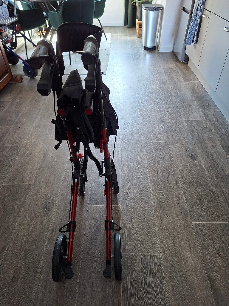 Lichtgewicht rollator kleur rood, Ophalen, Opvouwbaar, Gebruikt