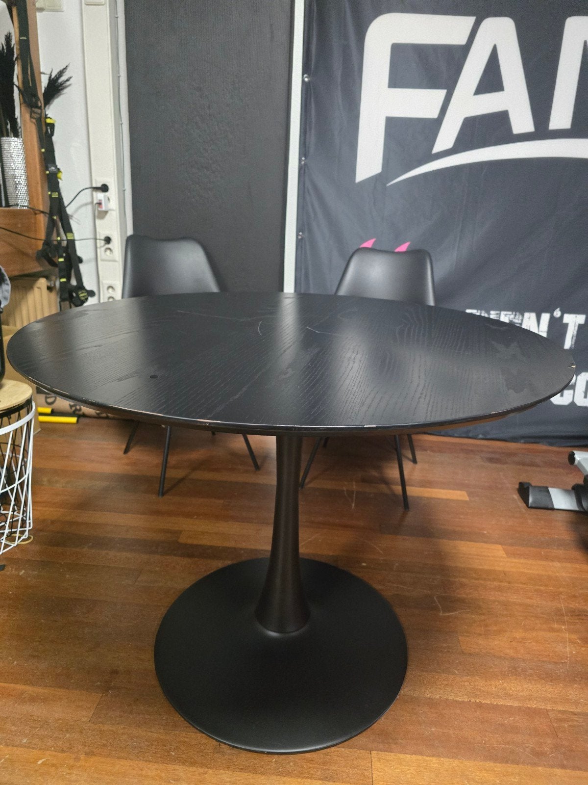Ronde zwarte tafel 100 cm + 2 stoelen – opknapper, Huis en Inrichting, Ophalen, Gebruikt