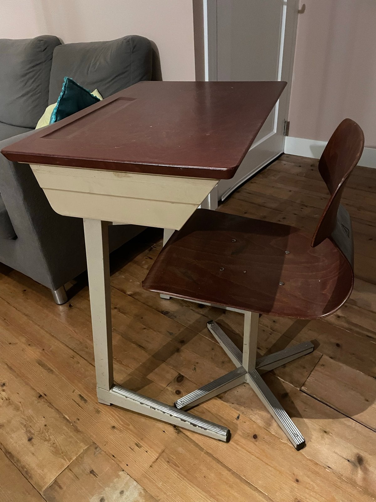 Vintage Schoolbureau tafeltje met Stoel Bruin Hout en Metaal, Huis en Inrichting, Bureaus, Ophalen, Gebruikt, Hout, Schoolbureau
