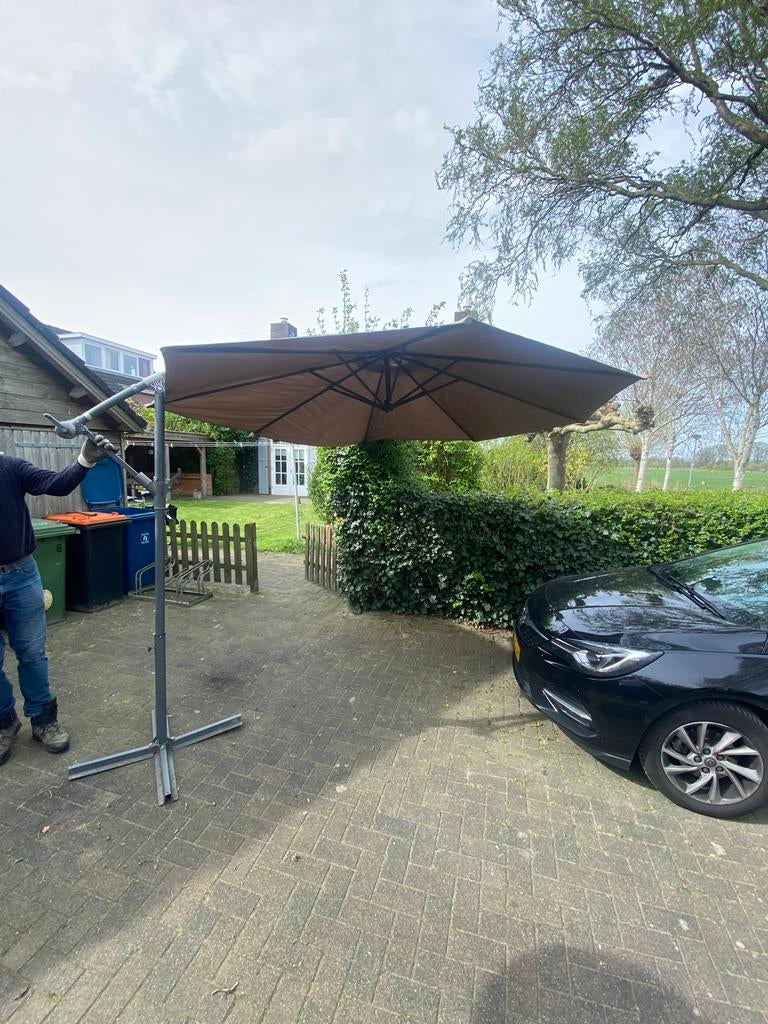 Uitklapbare parasol met 4 tegels, Tuin en Terras, Ophalen, Zweefparasol, 3 tot 4 meter, Verstelbaar