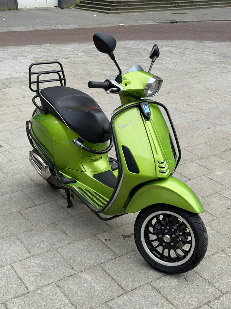 Vespa sprint 2017 limited edition kleur, Fietsen en Brommers, Scooters | Vespa, Ophalen, Zo goed als nieuw, Benzine