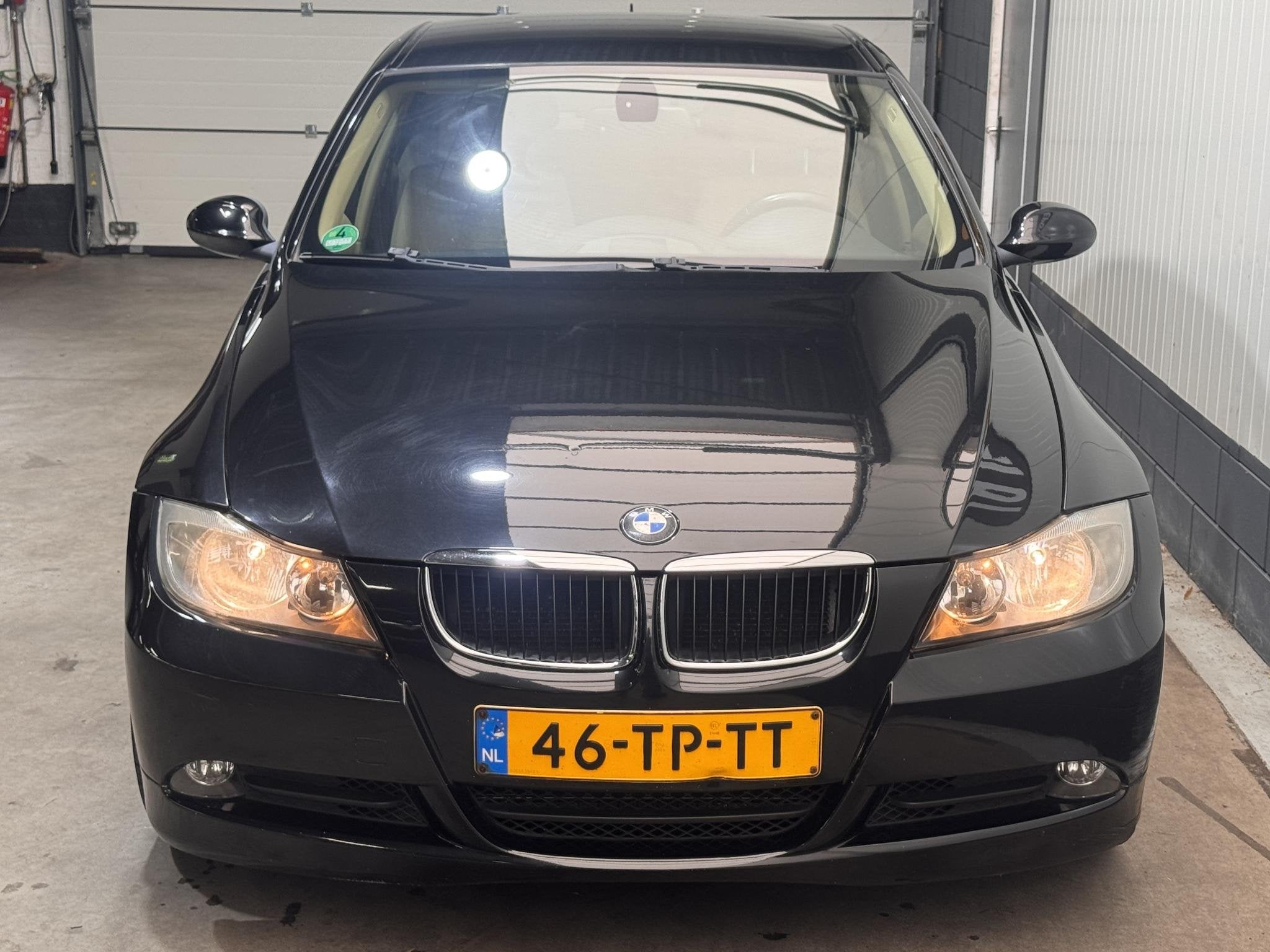 Foto 2 van BMW 3-serie 320i High Executive