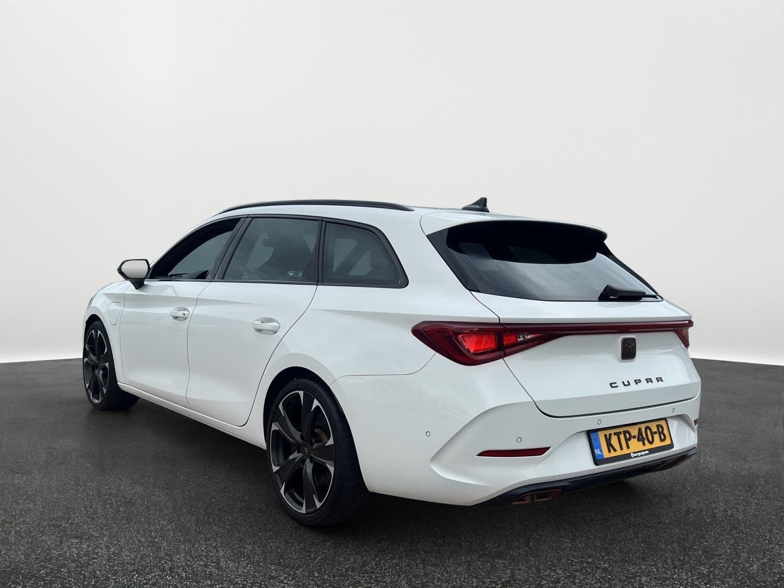 CUPRA Leon Sportstourer 1.4 e-Hybrid VZ Business 245PK | ACC, Auto's, Gebruikt, 4 cilinders, Leon, Wit
