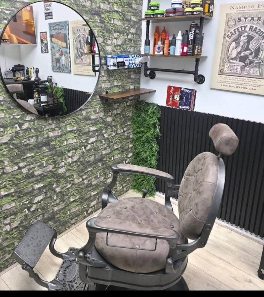 Barberstoel  te koop, Ophalen of Verzenden, Zo goed als nieuw, Wandkapstok, Minder dan 100 cm