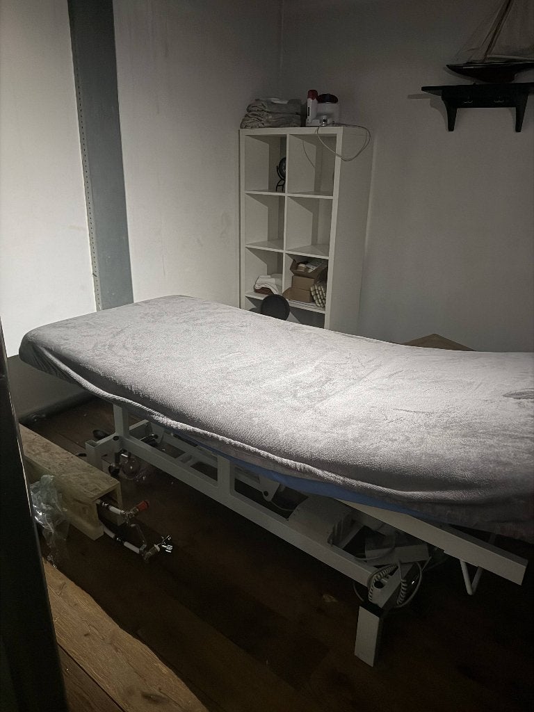 Electrice behandelbank verstelbaar met voetbediening, Ophalen, Zo goed als nieuw, Massagetafel