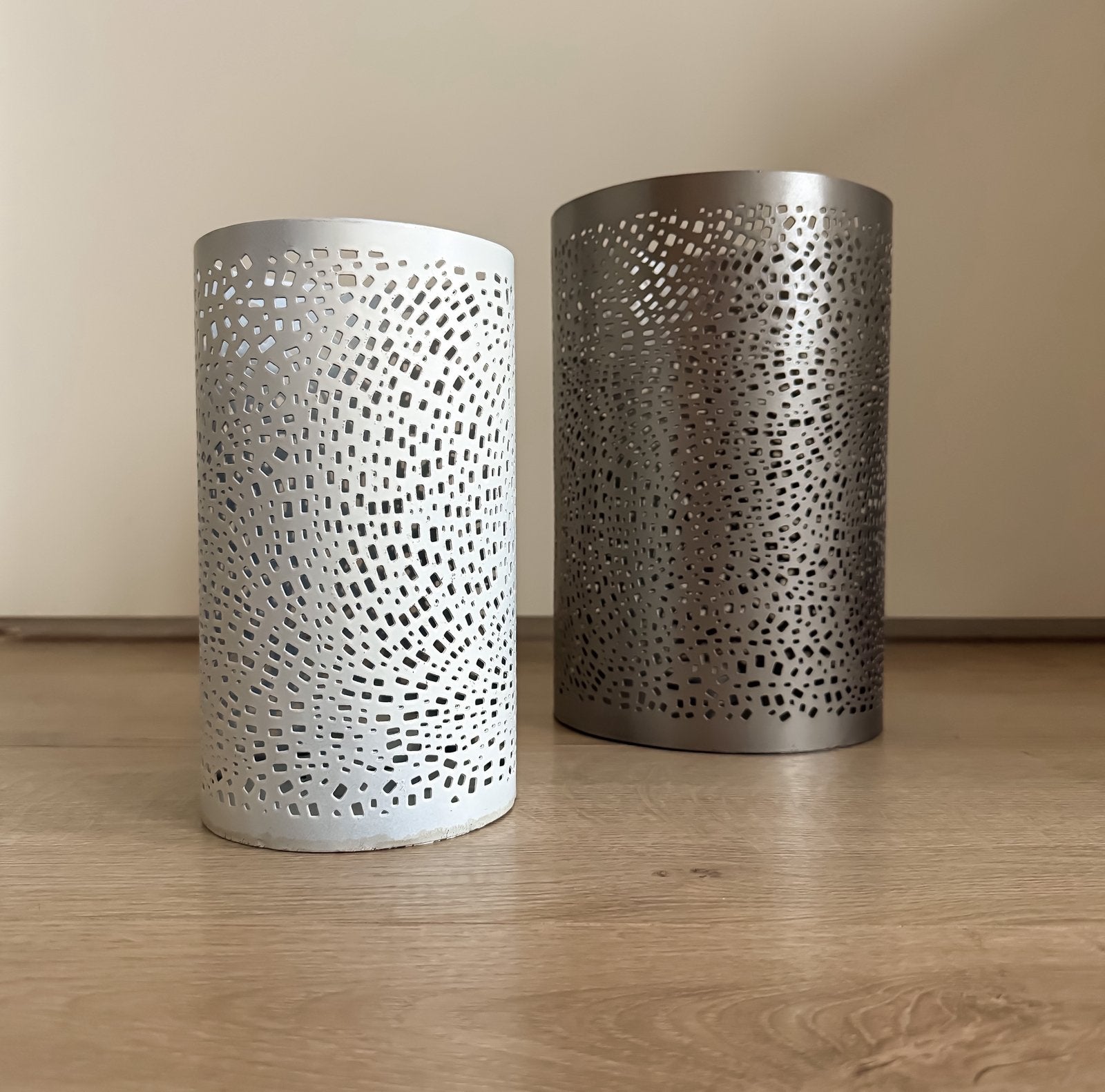 METALEN WINDLICHTEN Set van 2 Taupe/Wit Open Patroon, Ophalen, Rond, Binnen, Zo goed als nieuw
