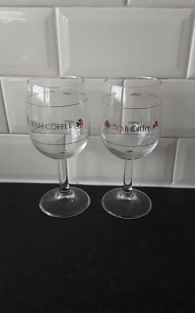 IRISH COFFEE glazen met gouden logo 2 stuks (#5), Verzamelen, Glas en Borrelglaasjes, Ophalen of Verzenden, Zo goed als nieuw