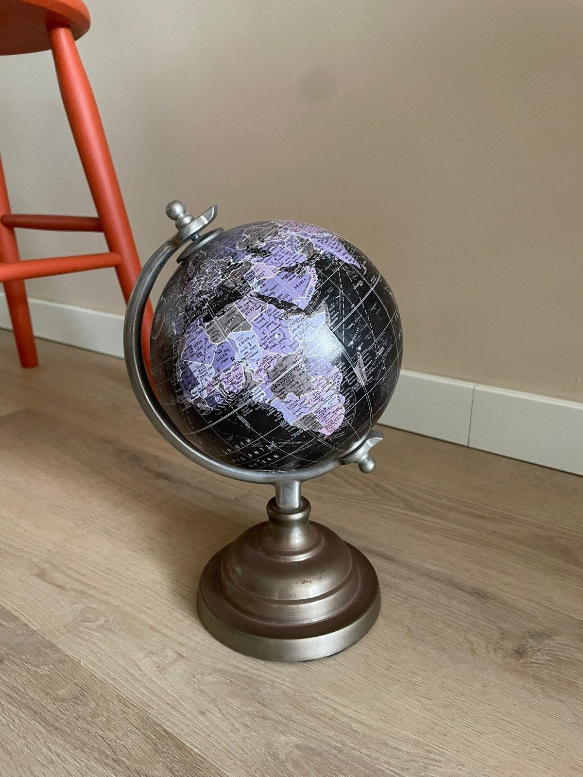 Decoratieve Wereldbol - Zwart/Paars, Ophalen, Zo goed als nieuw