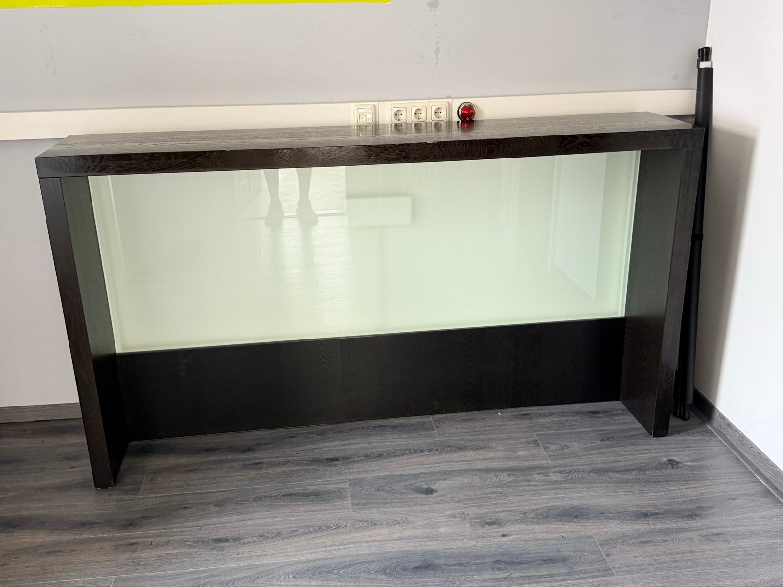 Modern donkerbruin bureau met glazen paneel, Ophalen, Overige typen, Gebruikt, Hout