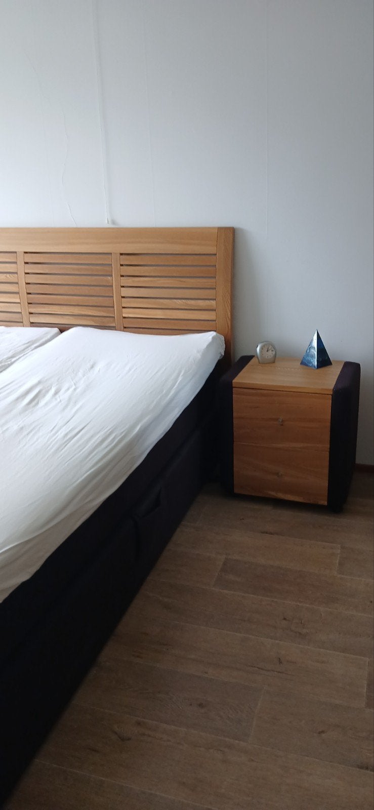 Swiss Sense 2-p bed met verstelbare lattenbodem en nachtkast, Huis en Inrichting, Slaapkamer | Bedden, Ophalen, Bruin, 210 cm