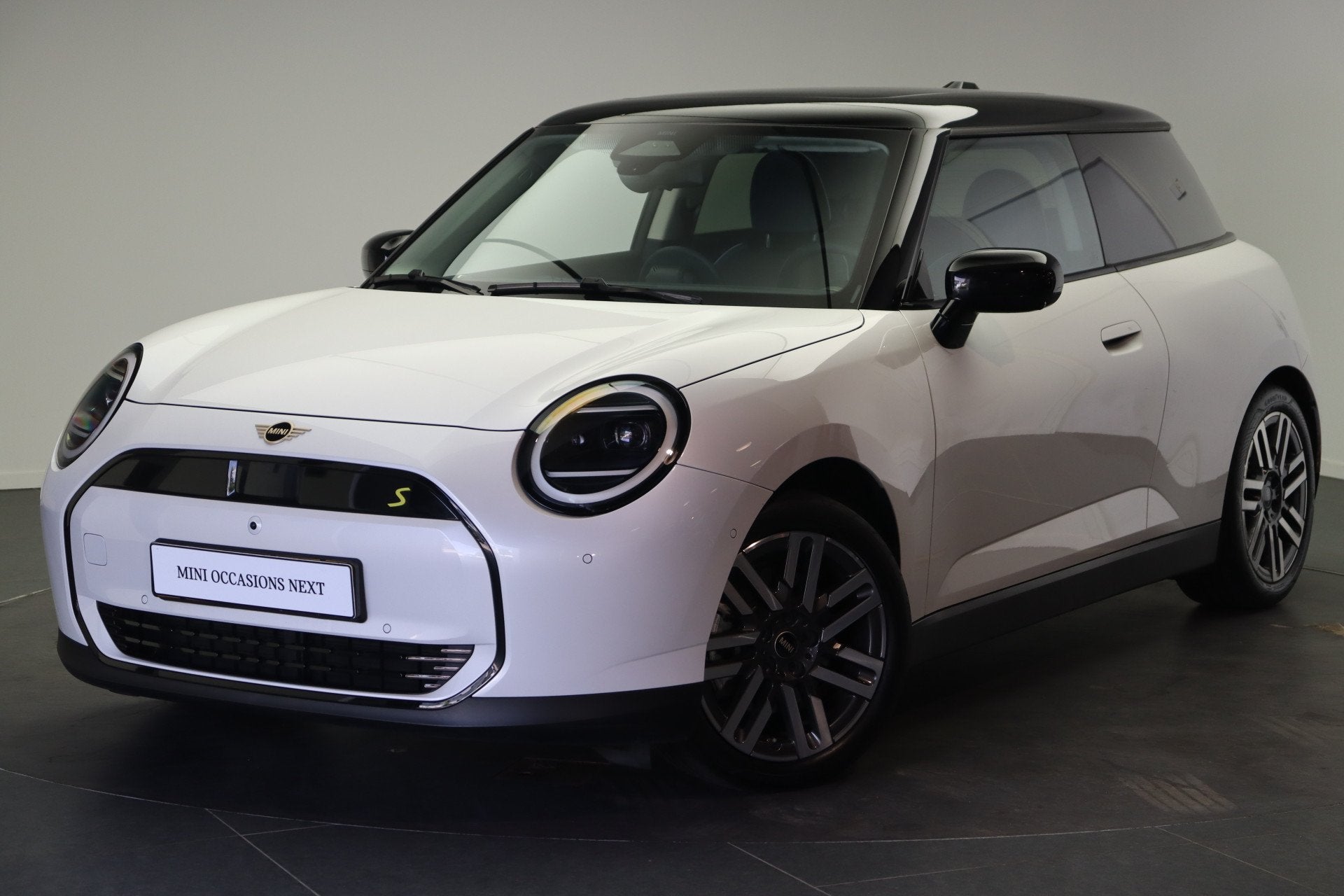 MINI Hatchback Cooper SE / Classic / Pakket XL / 17 inch Par, Dealer onderhouden, Gebruikt, Zwart, Met garantie (alle)