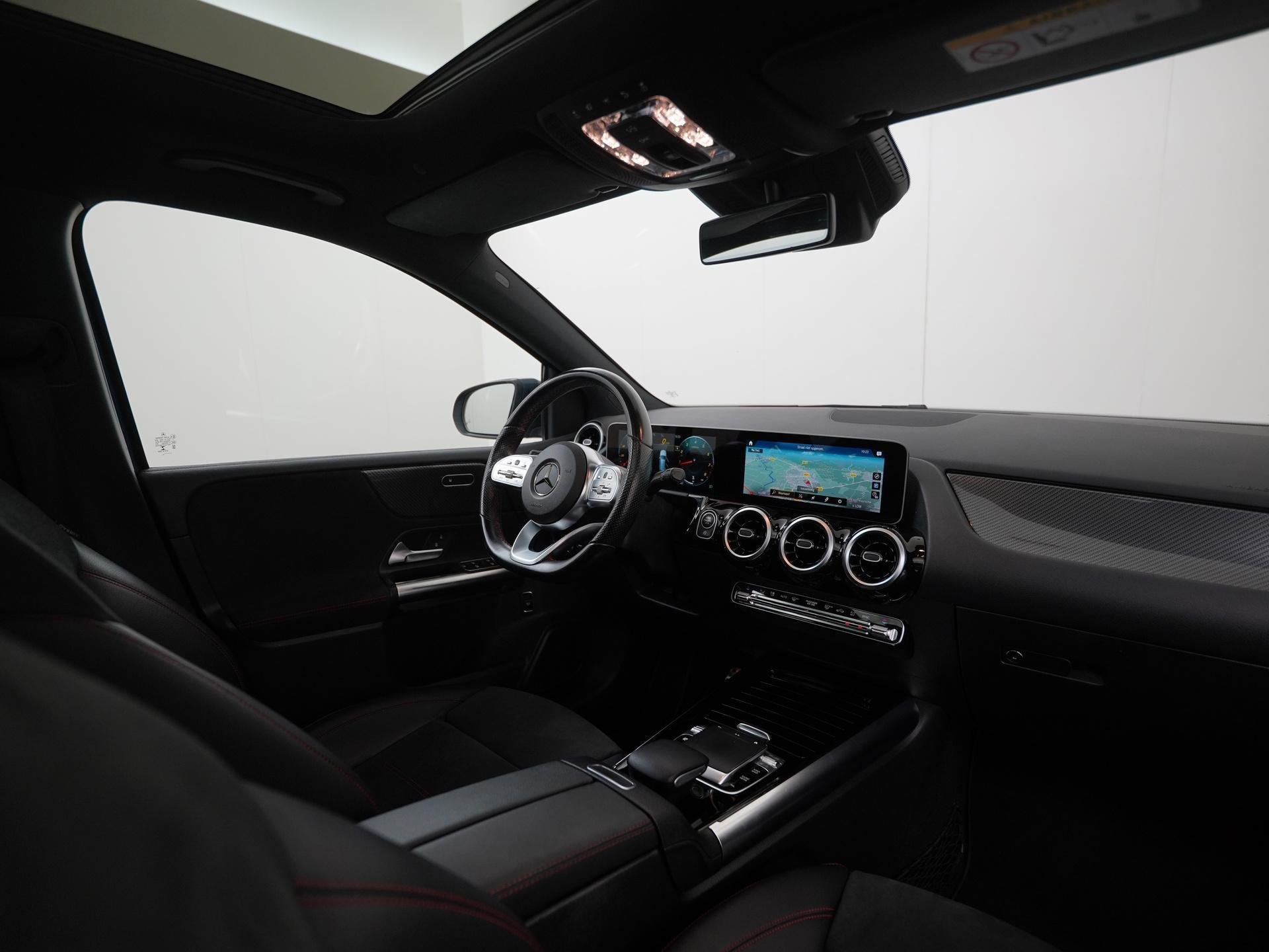 Mercedes-Benz B-klasse 200 Business Solution AMG | Panoramad, Auto's, Mercedes-Benz, Gebruikt, 4 cilinders, Blauw, Leder en Stof