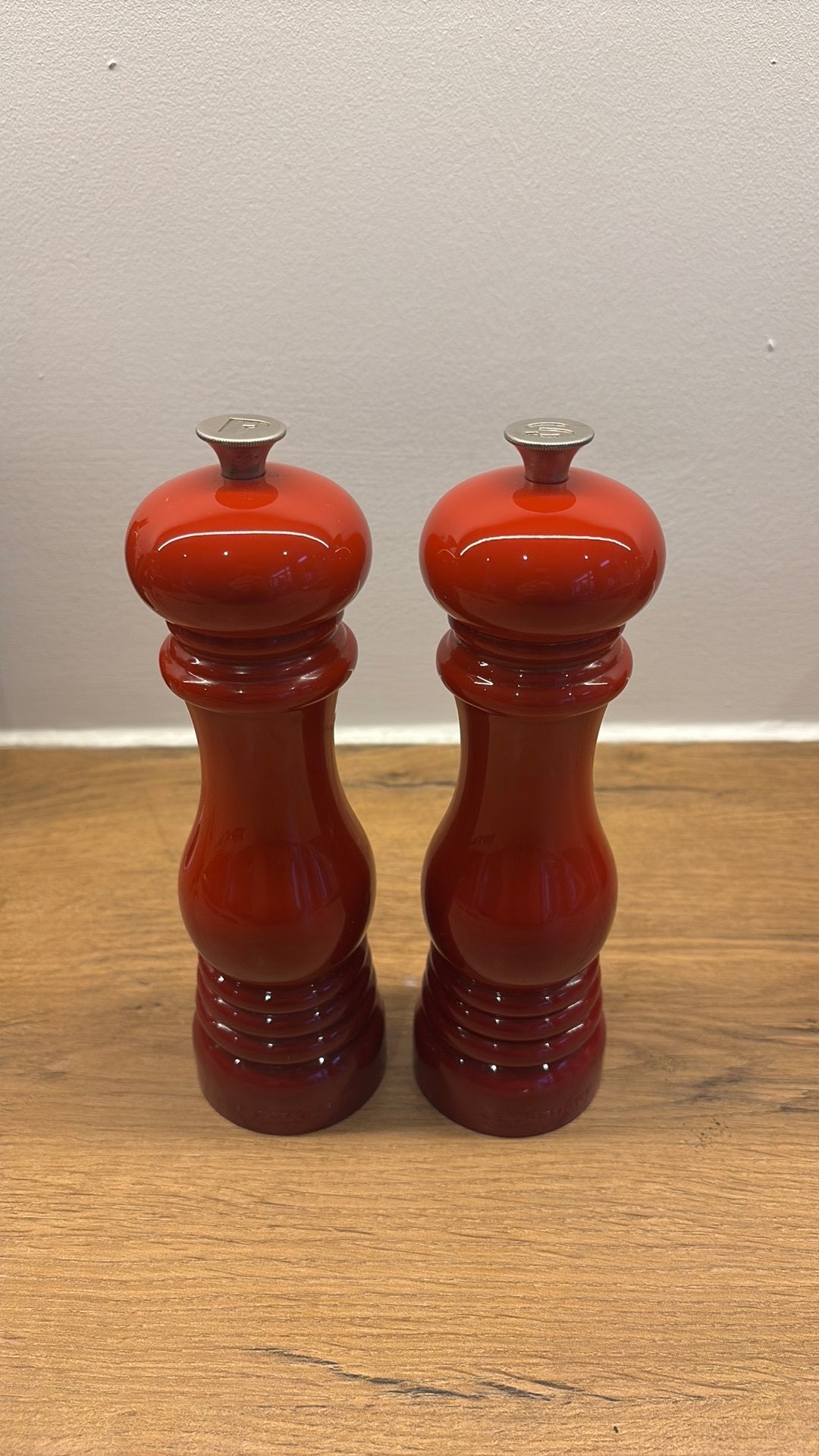 Le Creuset peper- en zoutmolens – kersenrood – 21 cm, Ophalen of Verzenden, Zo goed als nieuw
