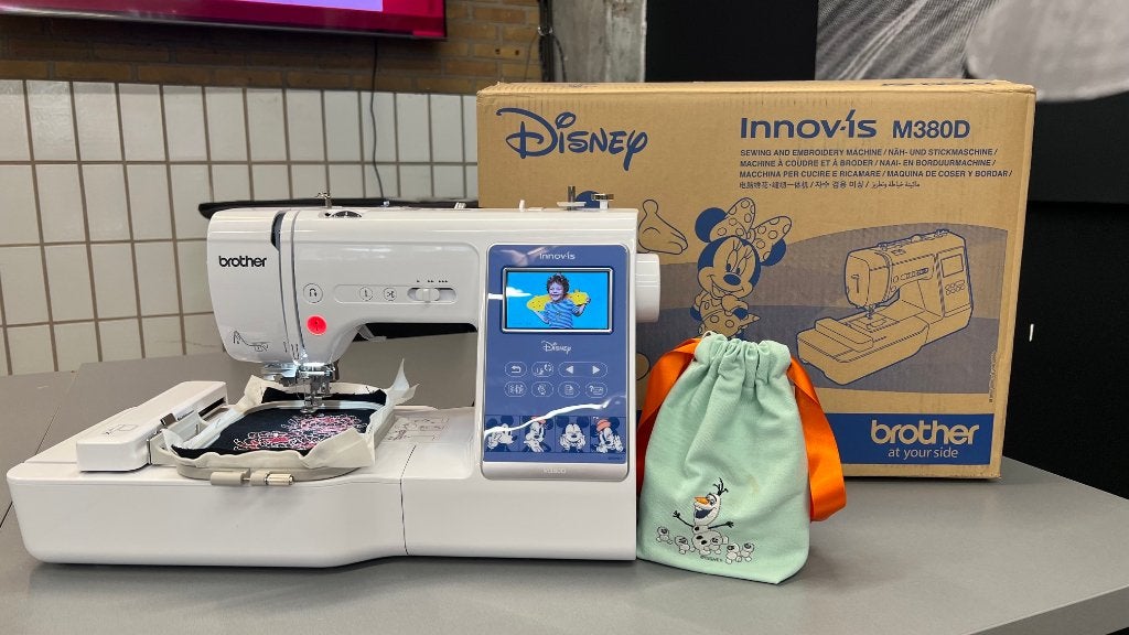 Brother innov-is M380D naai-borduurmachine Disney showmodel, Ophalen of Verzenden, Nieuw, Naaimachine, Brother