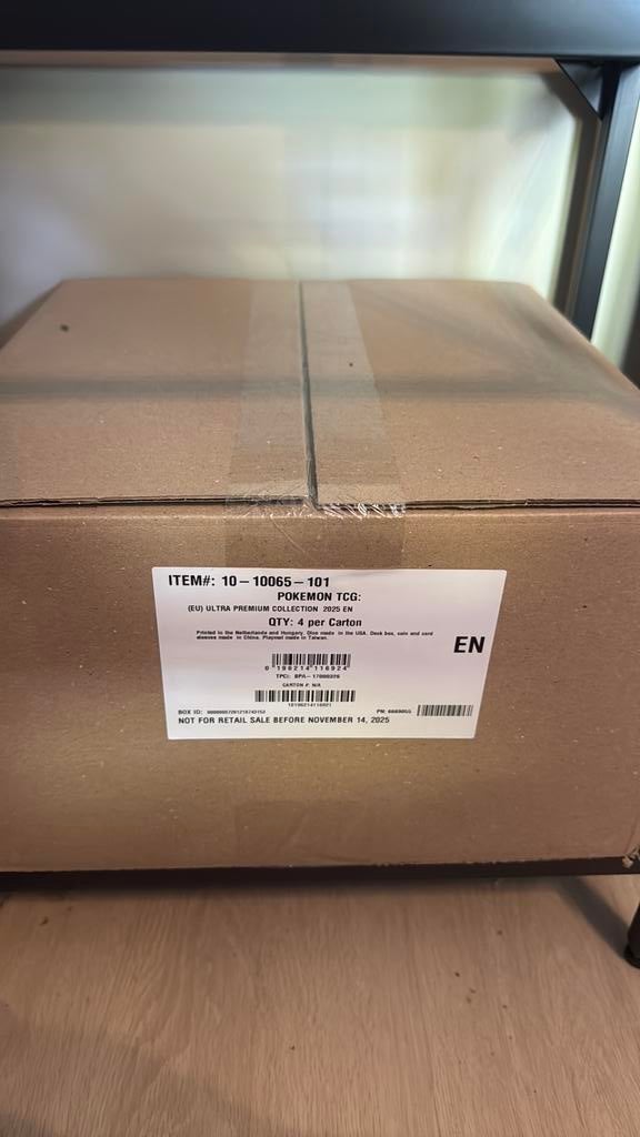 Charizard upc sealed case, Ophalen of Verzenden, Zo goed als nieuw