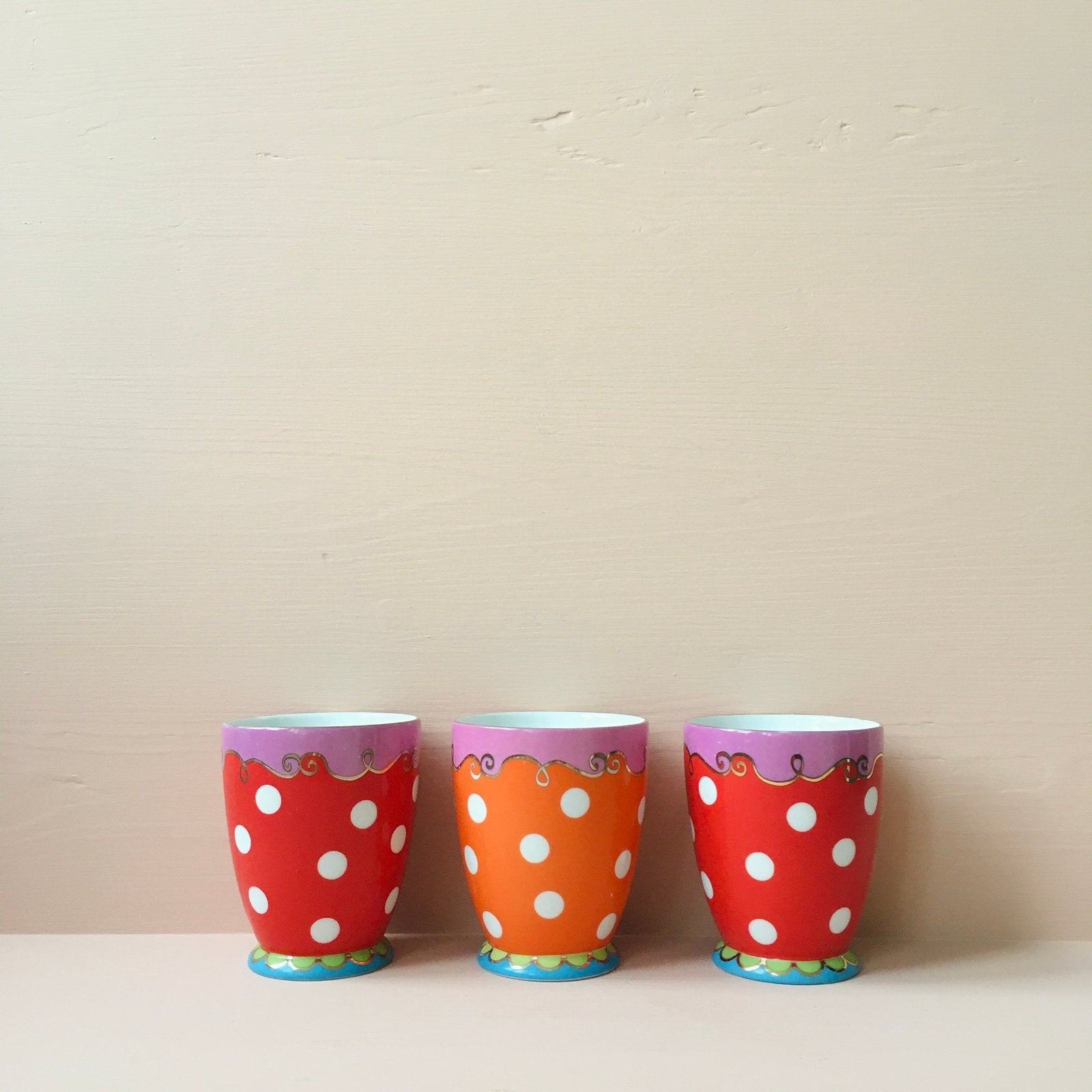 3 puntgave vrolijke gestipte mokken van Oilily, Gebruikt, Overige merken, Modern, Porselein