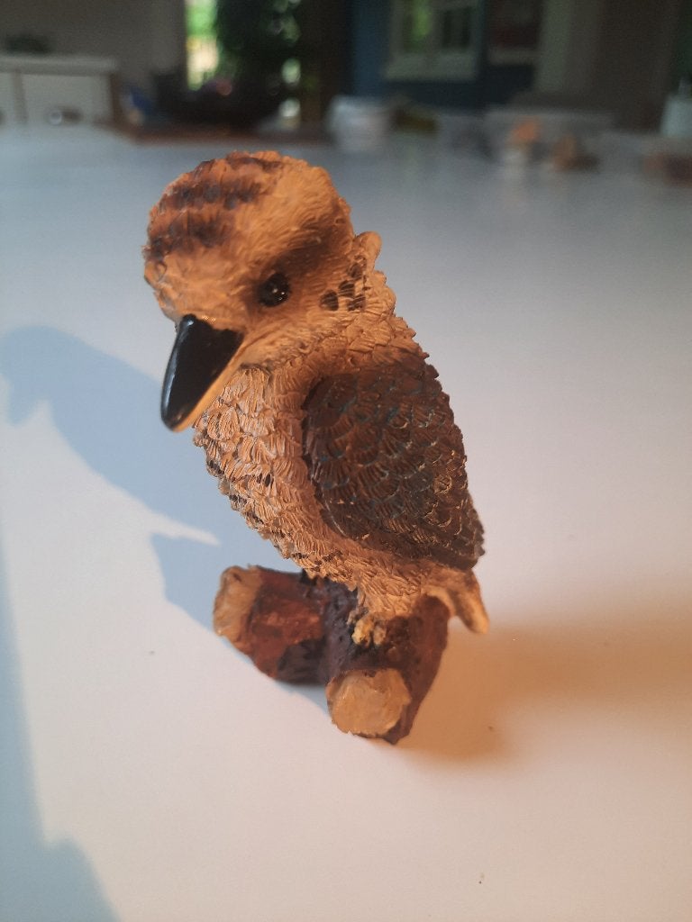Beeldje van Kookaburra op een boomstronk, Ophalen of Verzenden, Zo goed als nieuw, Vogel, Beeldje of Figuurtje