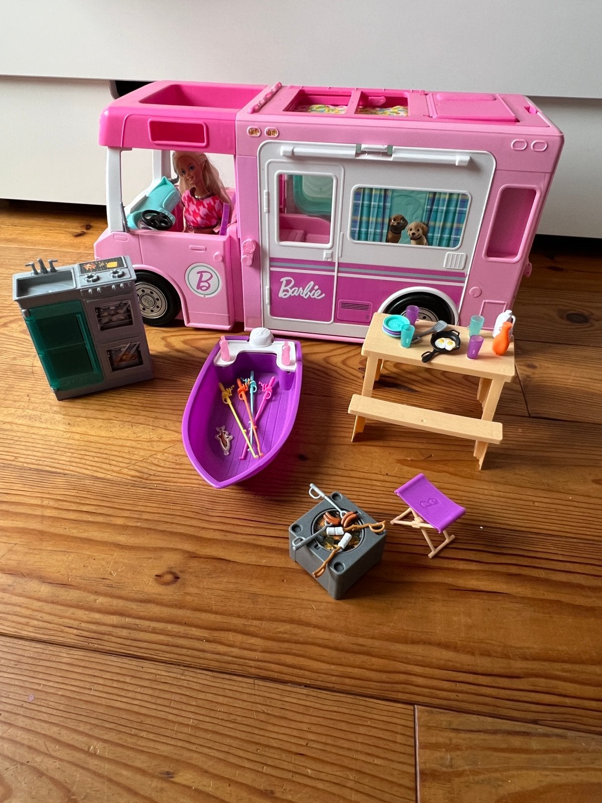 Barbie 3-in-1 DreamCamper GHL93 + Barbie & veel accessoires, Ophalen of Verzenden, Gebruikt, Toebehoren