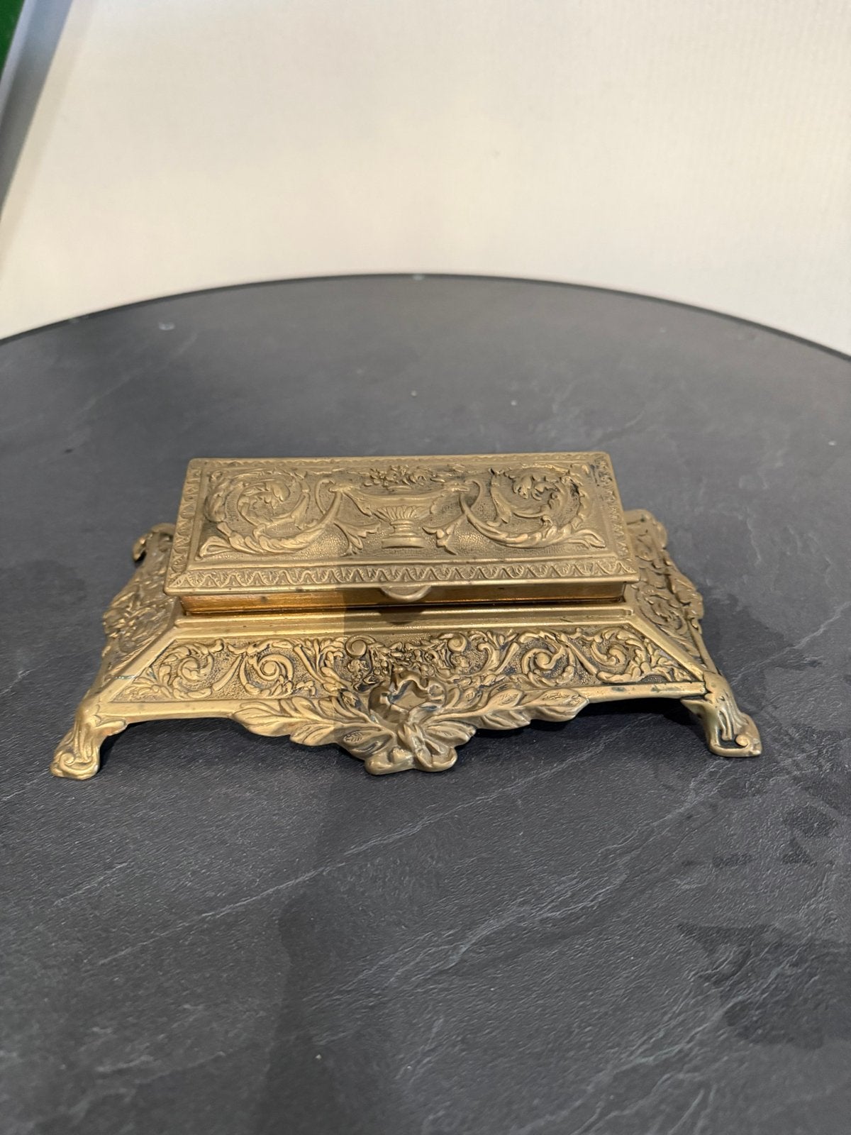 Antieke pillendoos/ postzegeldoos met reliëfdecoratie, Ophalen