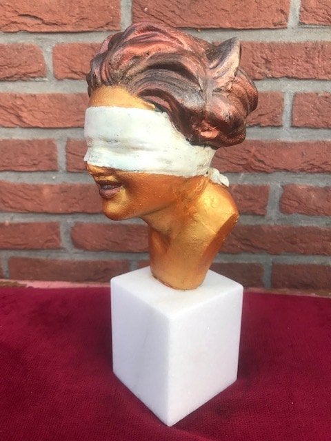 Vrouwe Justitia, gietijzer en marmer, Ophalen of Verzenden, Handgemaakt, Beeld, Metaal