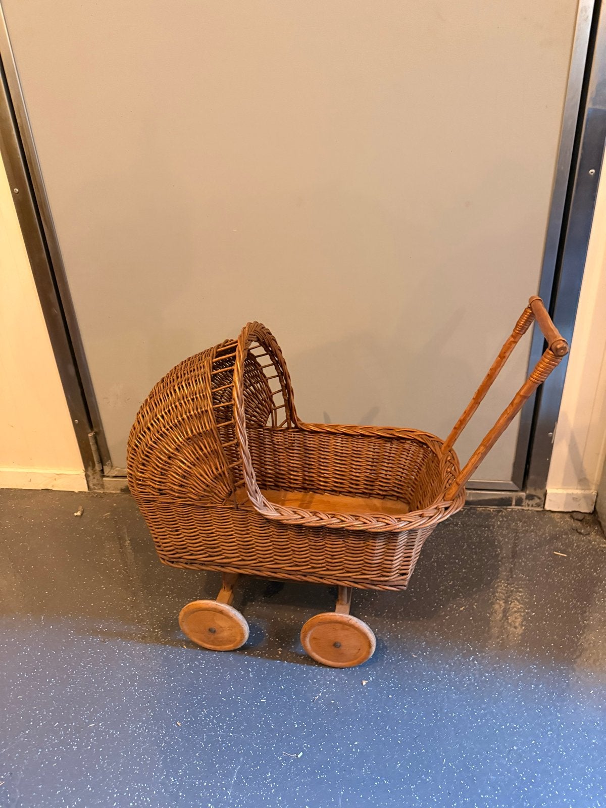 Vintage rieten poppenwagen - perfect voor babypop, Ophalen of Verzenden, Gebruikt, Babypop