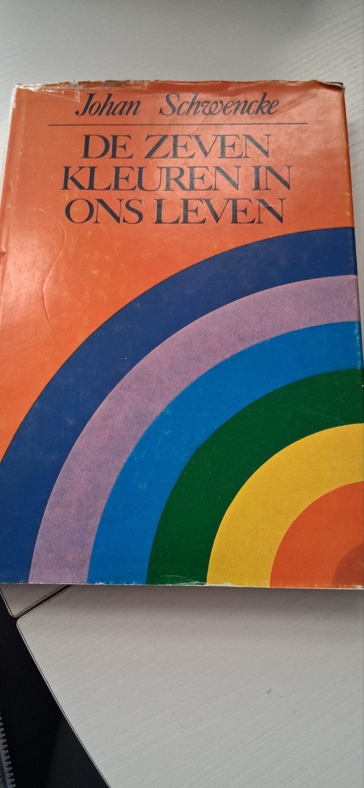 De Zeven Kleuren in Ons Leven - Johan Schwencke, Ophalen of Verzenden, Gelezen, Overige onderwerpen, Johan Schwencke