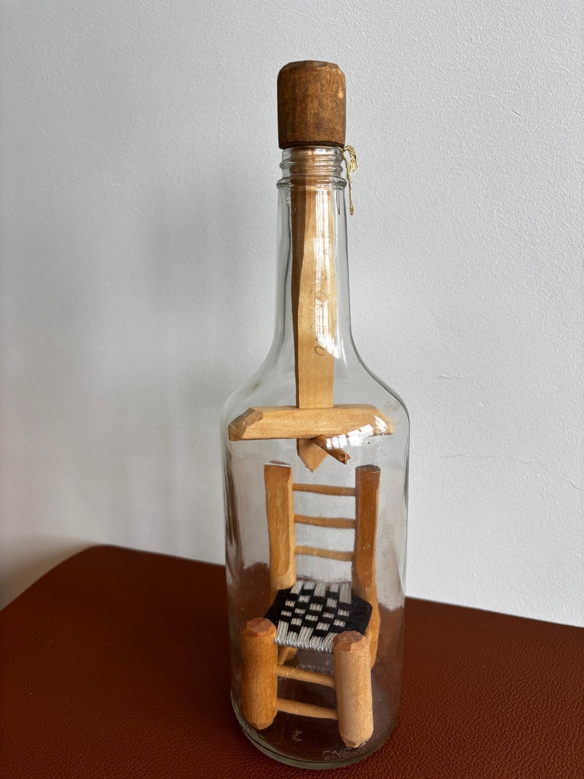 Unieke Volkskunst Fles met Stoel - G. Grervu, Ophalen of Verzenden