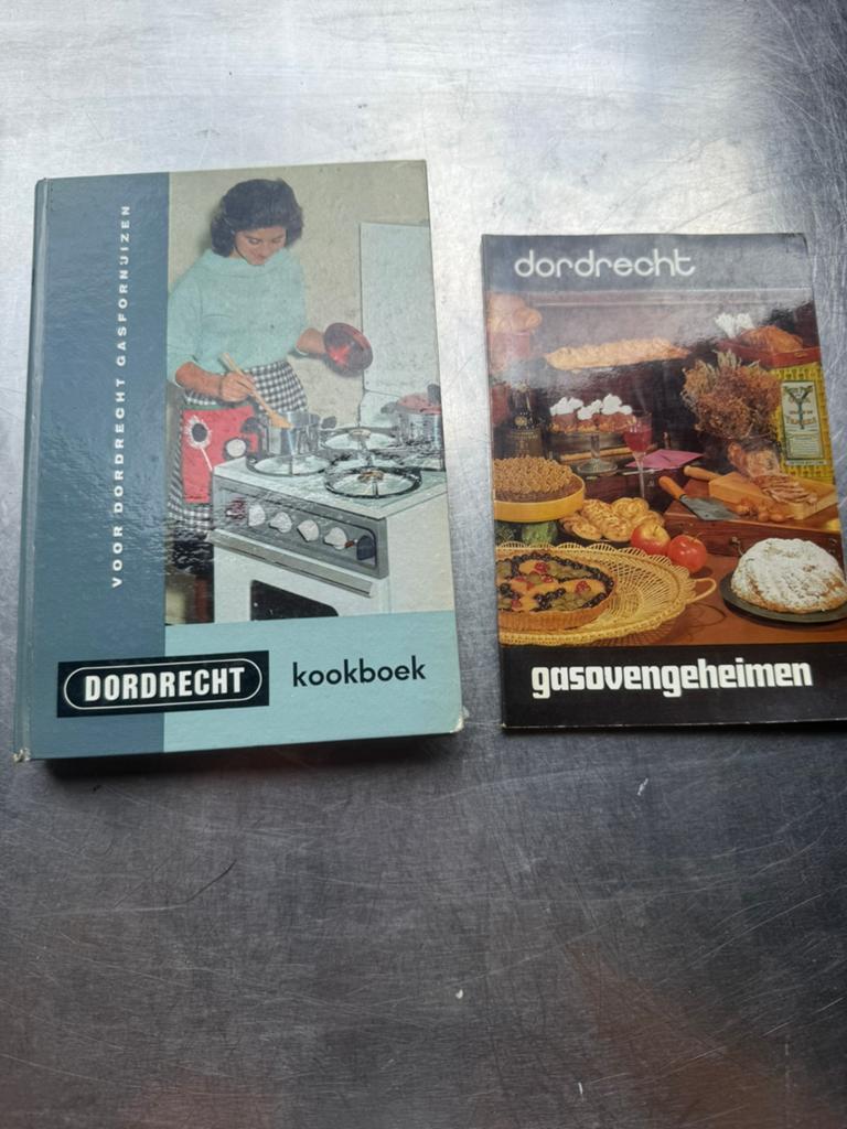 Dordrecht Kookboek & Gasovengeheimen - Vintage Kookboeken, Ophalen, Gelezen, Nederland en België, Hoofdgerechten
