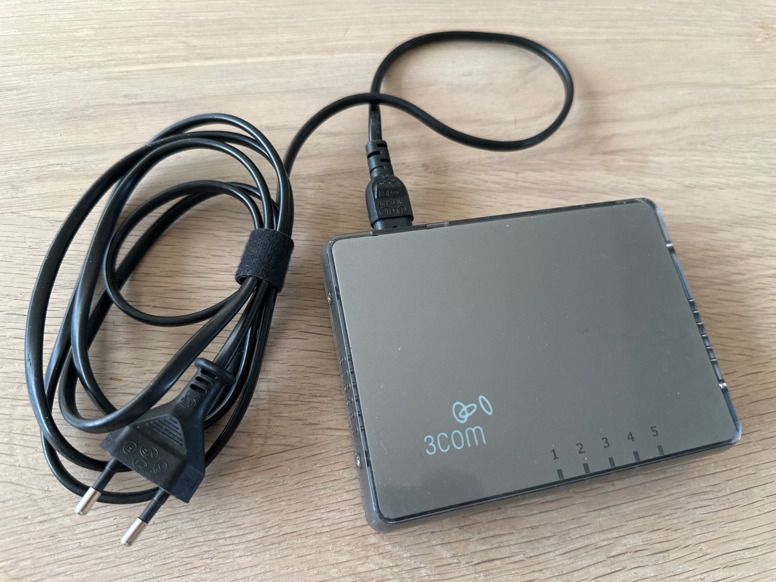 3Com Switch 5-poorts (HP V1405-5) met adapter, Computers en Software, Netwerk switches, Ophalen of Verzenden, Gebruikt