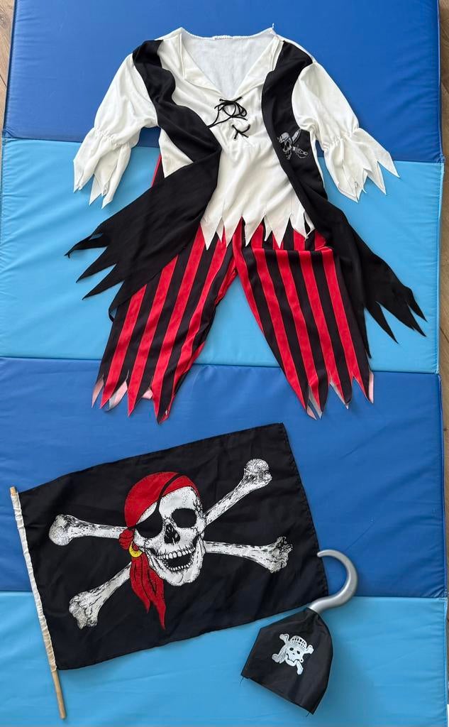 Piratenkostuum met vlag - kindermaat (rond de 116-122), Ophalen, Carnaval, Zo goed als nieuw, Kleding