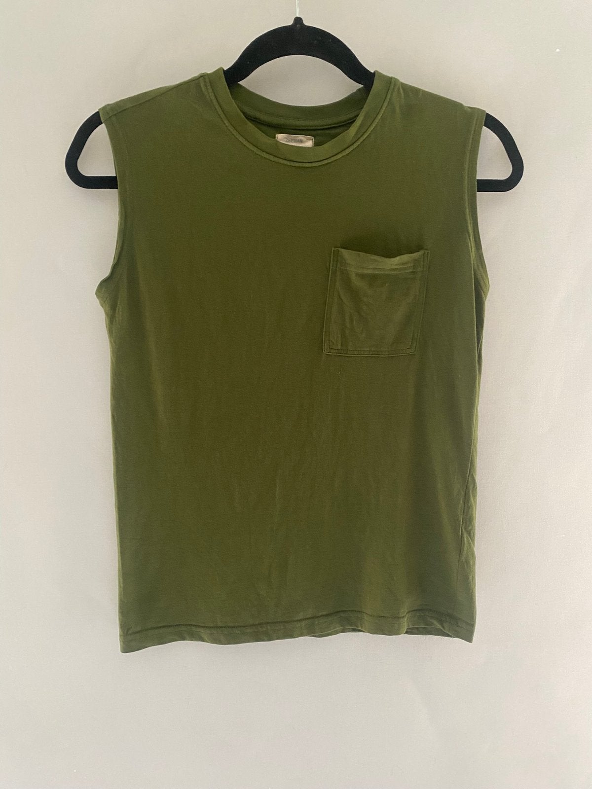 Olijfgroene mouwloze top | Maat 146/152 | Basic met borstzak, Ophalen of Verzenden, Gebruikt, Jongen of Meisje, Shirt of Longsleeve